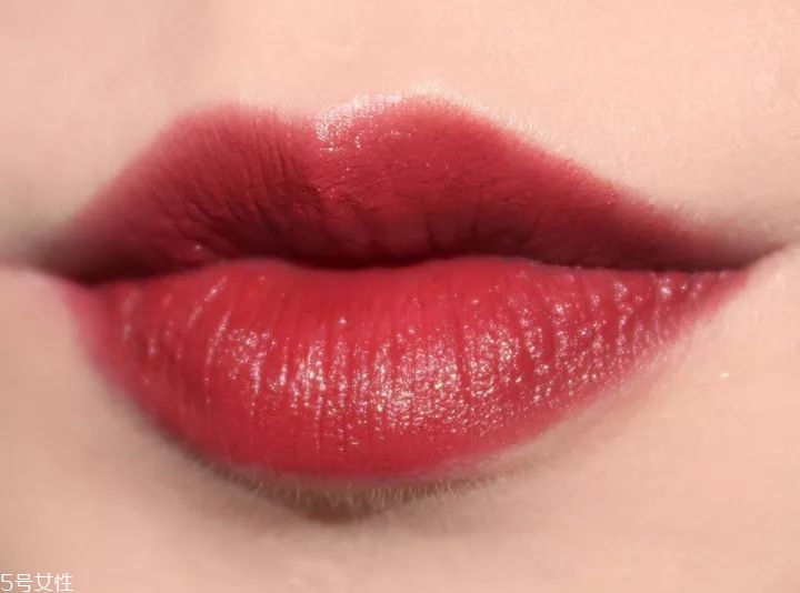 �����ʺ�ʲô��ɫ�ں죿������ɫ���԰�